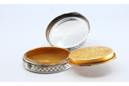 Caixa de toilette em prata guilhochada com interior dourado e recortado.